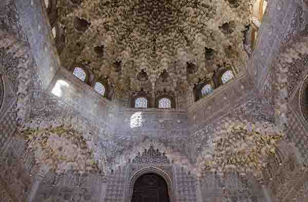 Granada 065 - La Alhambra - palacios Nazaries - Sala de Dos Hermanas.jpg